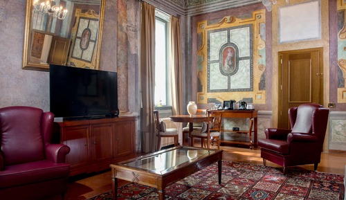 Suite, 1 King Bed (Delia)