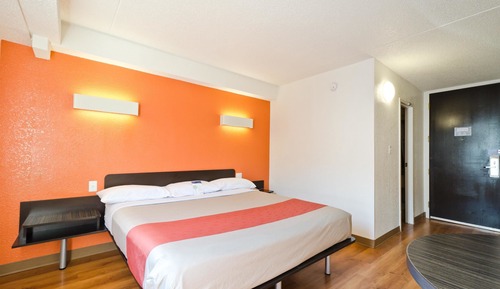 Deluxe Double Room, 1 King Bed, Non Smoking, Refrigerator & Microwave