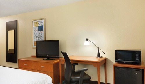 Room, 1 King Bed, Non Smoking (Mobility/Hearing Accessible, Tub)