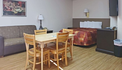 Room, Multiple Beds, Non Smoking, Ground Floor (Efficiency, 3 Queen Beds, No Pets)
