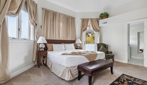 V Suite, Castle Suite, 1 King Bed, walk-in shower, 2nd Floor
