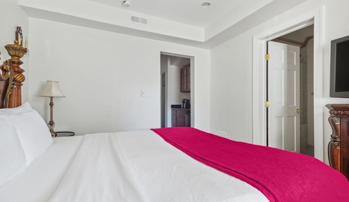 R Suite - Cozy Dream Suite with 1 Person Sized Jetted Tub, 1 King Bed, 2nd Floor