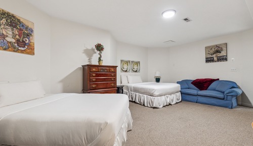 T Suite - Family Friendly, 2 Queen Beds, Sofa, walk-in shower, Lower Level