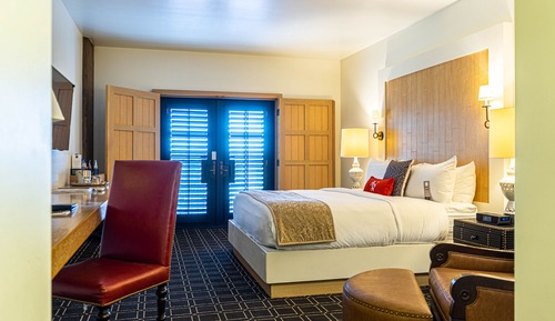 Standard Room, 1 King Bed, Balcony