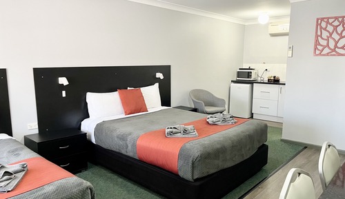 Twin, 1 Queen, 1 Single 