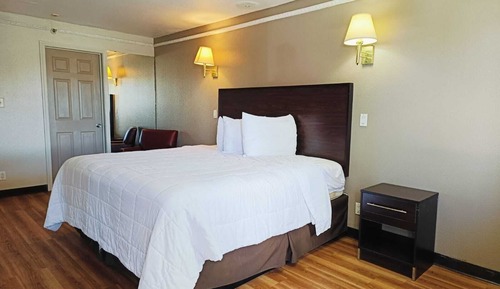 1 Suite King Bed Non-Smoking Jacuzzi Tub