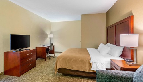 Efficiency Non-Smoking King Suite-King Size Bed
