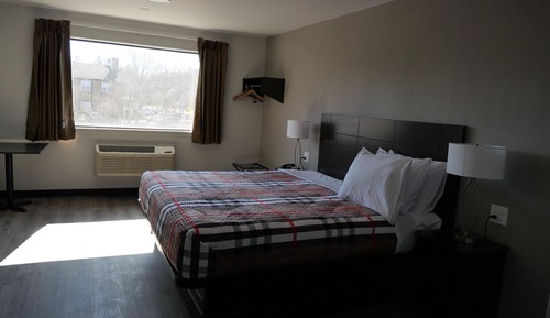 Basic Room, 1 King Bed, Refrigerator & Microwave