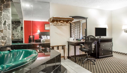 Standard Room, 1 King Bed, Smoking, Jetted Tub