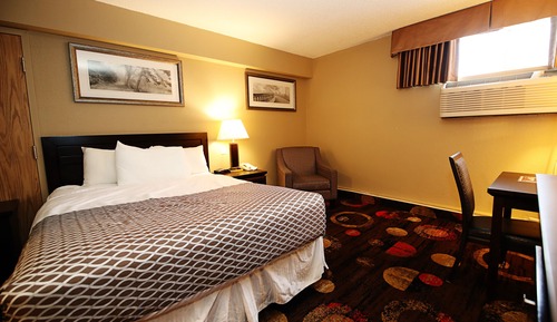 Deluxe Room, 1 Queen Bed, Kitchenette