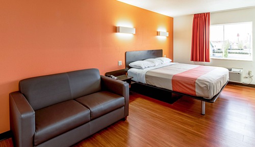 Deluxe Room, 1 King Bed, Non Smoking, Refrigerator & Microwave