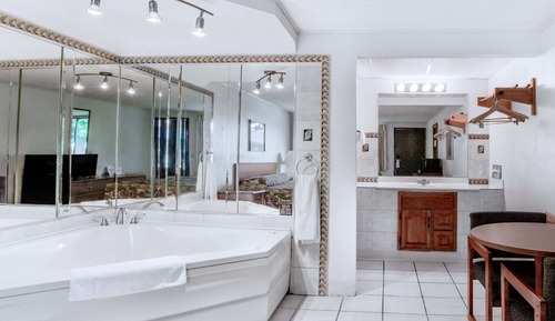 Suite, 1 King Bed, Non Smoking, Jetted Tub