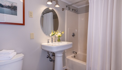 Deluxe Room, 1 Queen Bed, Lake View (Main Lodge Guest Room)