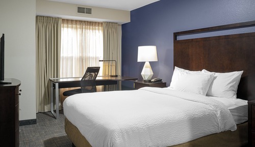 Suite, 2 Bedrooms, Non Smoking (Mobility/Hearing Access, Roll-in Shwr)