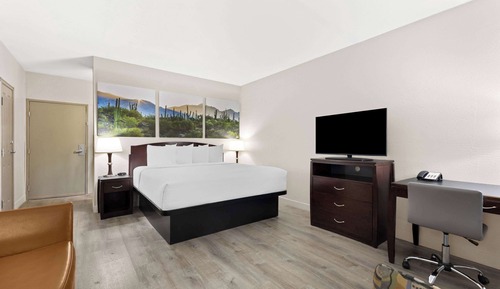 1 King Bed, Non Smoking, Pet Friendly