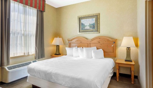 Suite, Multiple Beds, Non Smoking, Jetted Tub (Living Room)