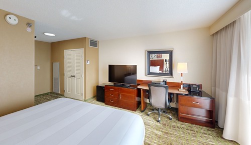 Room, 1 King Bed, Non Smoking (Hearing Accessible)