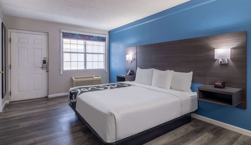 1 King Bed, Mobility Accessible Room, Bathtub w/ Grab Bars, Non-Smoking