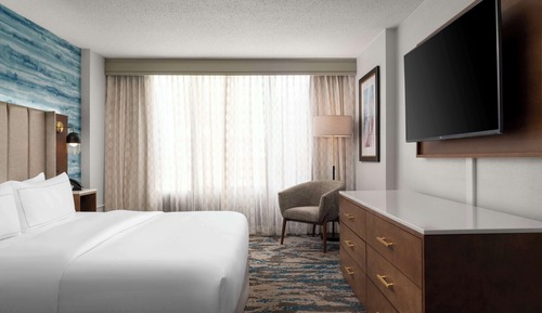 Suite, 1 King Bed, Accessible, Bathtub