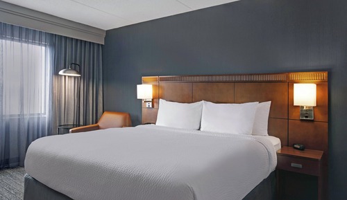 Room, 1 King Bed, Non Smoking (Mobility/Hearing Accessible, Tub)