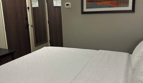 Room, 1 Queen Bed, Accessible (Mobility & Hearing, Roll-in Shower)