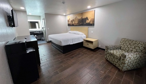 Deluxe Room, 1 King Bed, Non Smoking, Refrigerator & Microwave