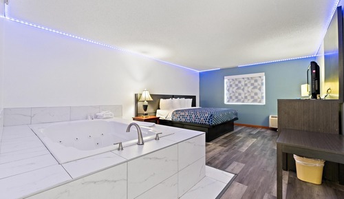 LUSH Suite,1 King Bed, Jetted Tub