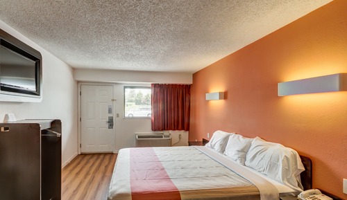 Deluxe Room, 1 King Bed, Smoking, Refrigerator & Microwave