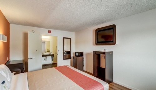 Standard Room, 1 King Bed, Accessible, Non Smoking