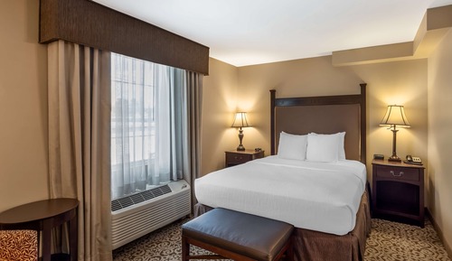 Standard Room, 1 Queen Bed, Non Smoking, Refrigerator & Microwave