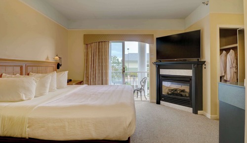 Spa Suite Single King with Balcony