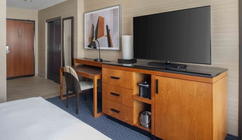 1 King Bed, Accessible, Bathtub