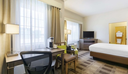 Standard Room, 1 Queen Bed, Non Smoking, Refrigerator & Microwave