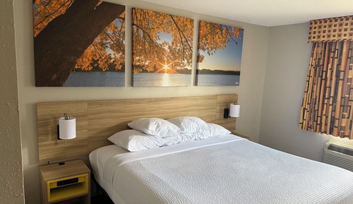 Room, 1 King Bed, Accessible, Non Smoking (Mobility, Bathtub w/ Grab Bars)
