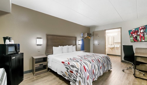 Standard Room, 1 King Bed, Accessible (Smoke Free)