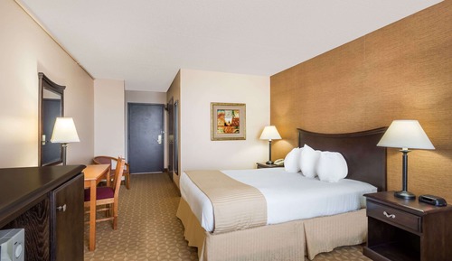 Room, 1 Queen Bed, Accessible, Non Smoking (Mobility/Hearing, Bathtub w/Grab Bars)