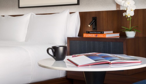 Premier Room, 1 King Bed - Accessible, Bathtub