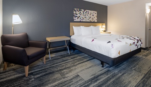 Room, 1 King Bed, Accessible, Non Smoking (Mobility/Hearing, Bathtub w/Grab Bars)