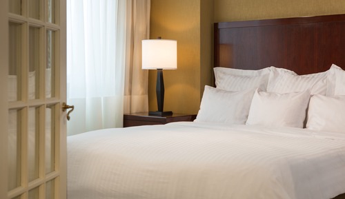 Suite, 1 Bedroom (Mobility/Hearing Access, Roll-In Shwr)