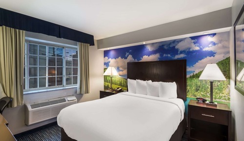 Standard Room, 1 Queen Bed, Non Smoking