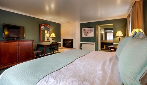 Deluxe Room, 1 King Bed, Non Smoking, Refrigerator & Microwave (Oversized Room)