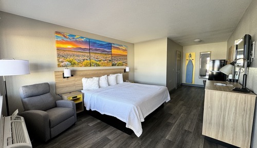 Room, 1 King Bed, Accessible, Non Smoking (Mobility/Hearing, Roll-In Shower)