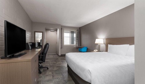 Room, 1 Queen Bed, Non Smoking, Ground Floor