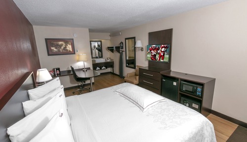 Premium Room, 1 King Bed (Upgraded Bedding & Snack, Smoke Free)