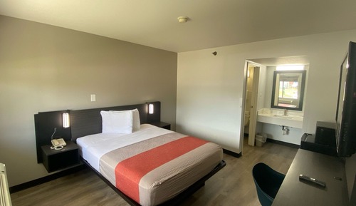 Deluxe Room, 1 Queen Bed, Non Smoking, Refrigerator & Microwave