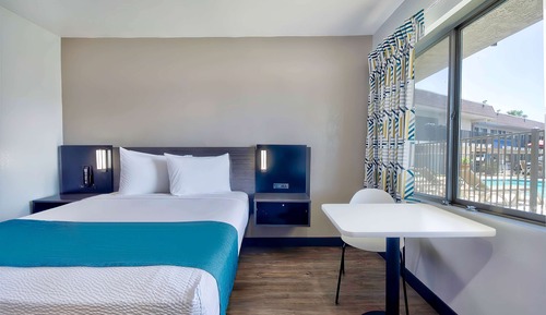 Deluxe Room, 1 Queen Bed, Smoking, Refrigerator & Microwave