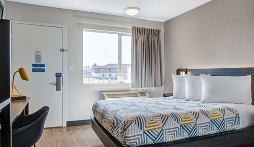 Deluxe Room, 1 Queen Bed, Non Smoking, Refrigerator & Microwave