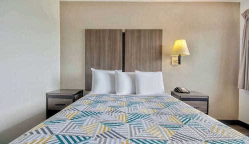 Deluxe Room, 1 Queen Bed, Non Smoking, Refrigerator & Microwave