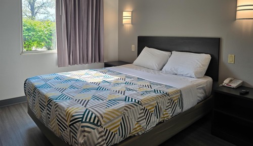 Deluxe Room, 1 Queen Bed, Accessible, Non Smoking