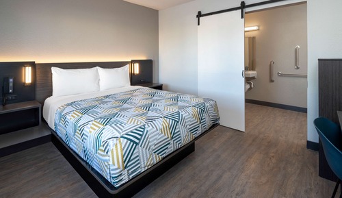 Standard Room, 1 Queen Bed, Accessible, Non Smoking